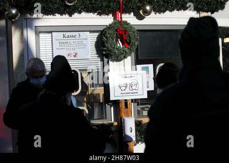 Berlin, Allemagne.28 novembre 2021.Les gens se tiennent dans une file d'attente à l'entrée du marché de Noël au Gendarmenmarkt.Credit: Carsten Koall/dpa/Alay Live News Banque D'Images