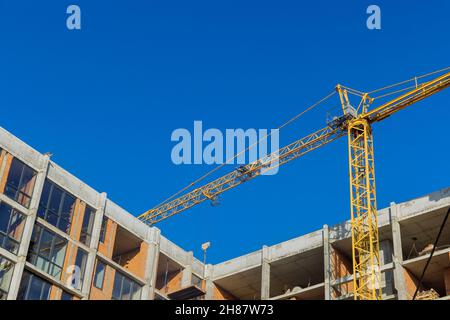Vue aérienne en haut du chantier nouveaux bâtiments à plusieurs étages tour grue avec bâtiment haut non fini Banque D'Images