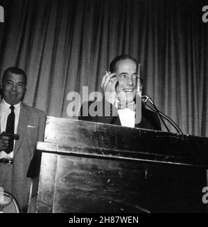 HUMPHREY BOGART photo de Candid avec l'ancien boxeur JACK DEMPSEY pendant son après-midi DE NEW YORK FRIARS CLUB ROAST en septembre 1955 Banque D'Images