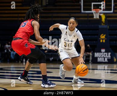 Novembre 27 2021 Berkeley CA, États-Unis la garde de Californie Jayda Curry (30) va à la boucle pendant le match de basket-ball des femmes NCAA entre les rebelles Ole Miss et les ours d'or de Californie.OLE Miss a remporté 64-45 au Hass Pavilion Berkeley en Californie Thurman James / CSM Banque D'Images