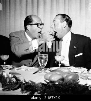 Les comédiens PHIL SILVERS et JOE E. LEWIS à la photo candide pendant l'après-midi HUMPHREY BOGART NEW YORK FRIARS CLUB RÔTI en septembre 1955 Banque D'Images