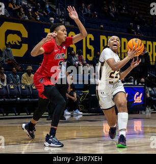 Novembre 27 2021 Berkeley CA, États-Unis la garde californienne Cailyn Crocker (22) va dans le panier pendant le match de basket-ball féminin NCAA entre Ole Miss Rebels et les California Golden Bears.OLE Miss a remporté 64-45 au Hass Pavilion Berkeley en Californie Thurman James / CSM Banque D'Images