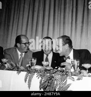 HUMPHREY BOGART photo du Candid avec les comédiens PHIL SILVERS et JOE E. LEWIS lors de son après-midi DE NEW YORK FRIARS CLUB ROAST en septembre 1955 Banque D'Images