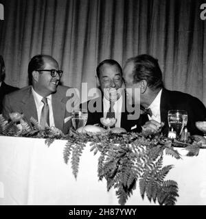 HUMPHREY BOGART photo du Candid avec les comédiens PHIL SILVERS et JOE E. LEWIS lors de son après-midi DE NEW YORK FRIARS CLUB ROAST en septembre 1955 Banque D'Images