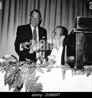 HUMPHREY BOGART photo de Candid avec le comédien JOE E. LEWIS pendant son après-midi DE NEW YORK FRIARS CLUB ROAST en septembre 1955 Banque D'Images