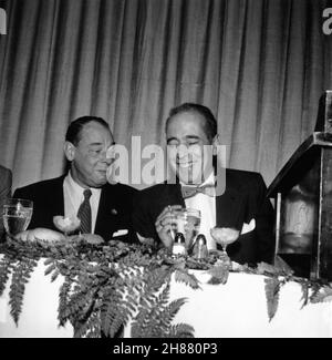 HUMPHREY BOGART photo de Candid avec le comédien JOE E. LEWIS pendant son après-midi DE NEW YORK FRIARS CLUB ROAST en septembre 1955 Banque D'Images