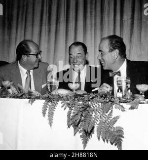 HUMPHREY BOGART photo du Candid avec les comédiens PHIL SILVERS et JOE E. LEWIS lors de son après-midi DE NEW YORK FRIARS CLUB ROAST en septembre 1955 Banque D'Images