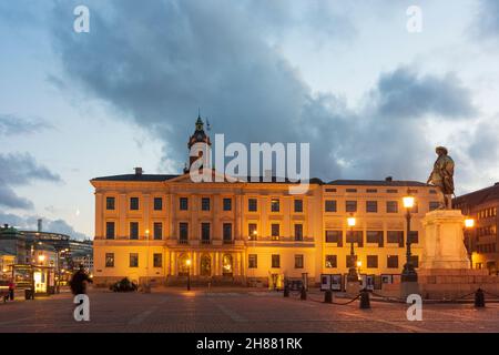 Göteborg, Göteborg : Gustaf Adolfs torg (place de Gustaf Adolf), statue du père fondateur de Göteborg, roi Gustave Adolphus de Suède, ville Banque D'Images