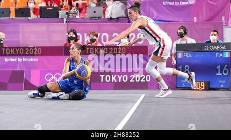 24 JUILLET 2021 - TOKYO, JAPON: Avec 30 secondes restantes Marcella FILIPPI de l'Italie et Laetitia GUAPO de France lutte pour le ballon pendant le 3x3 Bas Banque D'Images