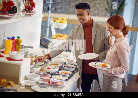 Deux collègues de travail très bien servis pour prendre le petit déjeuner ensemble au bureau Banque D'Images