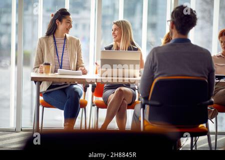 Une commission de jeunes femmes appréciant une entrevue avec un candidat à un emploi dans une atmosphère détendue.Entreprise, personnes, entreprise Banque D'Images