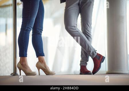 des jeunes gens d'affaires confiants et réussis dans des vêtements élégants et décontractés debout Banque D'Images
