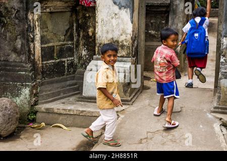 Les enfants indonésiens liés à l'école attendent avec impatience de rentrer de l'école. Banque D'Images