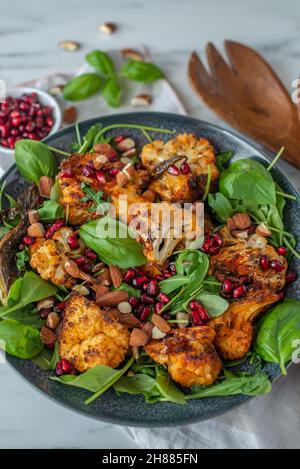 bol à salade hummus d'avocat maison sur une table Banque D'Images