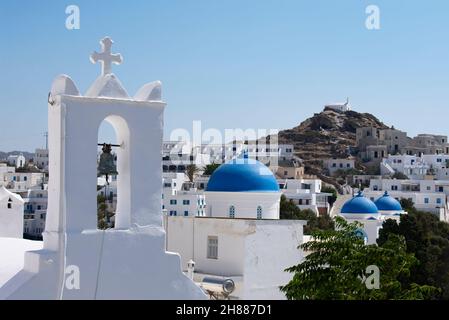 Belle île d'iOS Grèce.Charmant vieux village avec vue sur les anciennes églises et chapelles traditionnelles.Vue en mode paysage avec espace de copie. Banque D'Images