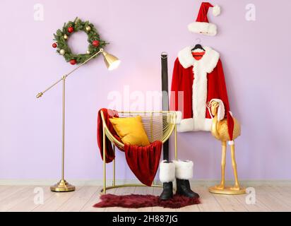 Intérieur de couloir festif avec costume du Père Noël Banque D'Images