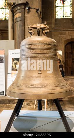 SAINT MALO, FRANCE - 31 août 2021 : gros plan d'une belle nouvelle cloche dans la cathédrale de Saint Malo, France Banque D'Images