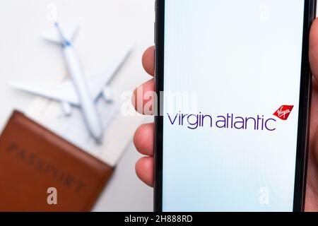 Application Virgin atlantic Airline sur un écran de smartphone avec un avion et un passeport en arrière-plan.Le concept de l'application Voyage.Novembre 2021, San Francisco, États-Unis Banque D'Images