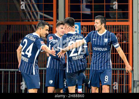 Jubilation BO à Milos PANTOVIC (BO) après son but à 2: 1, de gauche à droite Vassilis LAMPROPOULOS (BO), Elvis REXHBECAJ (BO), Milos PANTOVIC (BO), Anthony LOSILLA (BO) Soccer 1.Bundesliga, 13ème jour de match , VfL Bochum (BO) - SC Freiburg (FR) 2: 1, le 27 novembre 2021 à Bochum / Allemagne.#DFL les règlements interdisent toute utilisation de photographies comme séquences d'images et / ou quasi-vidéo # Â Banque D'Images
