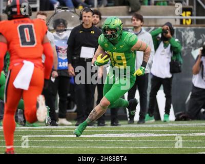 27 novembre 2021: Oregon Ducks Tight End Terrance Ferguson (19) porte pour le yardage pendant la deuxième moitié du match de football NCAA entre les Oregon State Beavers et les Oregon Ducks à Autzen Stadium, Eugene, OR.Larry C. Lawson/CSM (Cal Sport Media via AP Images) Banque D'Images