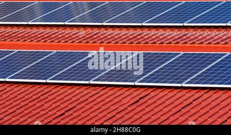 Panneaux solaires sur toit en étain rouge , Finlande Banque D'Images