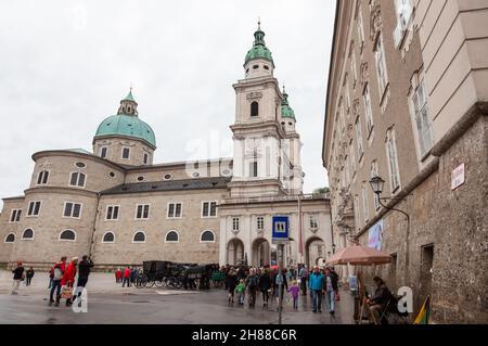 Salzbourg, Autriche - 8 août 2011 : touristes inconnus visitent la cathédrale de Salsburg le jour des pluies à Salzberg, Autriche. Banque D'Images