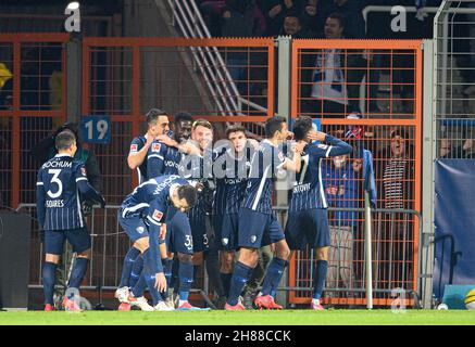 Jubilation BO pour Milos PANTOVIC (BO) après son but à 2: 1, de gauche à droite Danilo SOARES (BO), Vassilis LAMPROPOULOS (BO), Silvere GANVOULA (BO), Elvis REXHBECAJ (BO), Anthony LOSILLA (BO),Milos PANTOVIC (BO) Soccer 1er Bundesliga, 13ème jour de match, VfL Bochum (BO) - SC Freiburg (FR) 2: 1, le 27 novembre 2021 à Bochum / Allemagne.#DFL les règlements interdisent toute utilisation de photographies comme séquences d'images et / ou quasi-vidéo # Â Banque D'Images