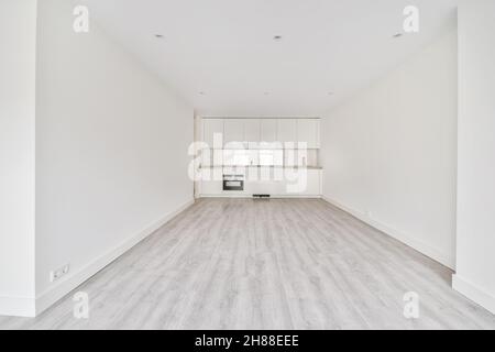 Intérieur de la cuisine maison vide avec des appareils modernes.Grand studio avec cuisine et murs blancs Banque D'Images