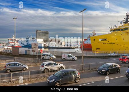 ABERDEEN CITY SCOTLAND SURPLOMBANT LA ROUTE À DEUX VOIES DE VIRGINIA STREET AVEC CIRCULATION ET BATEAUX AMARRÉS SUR TRINITY QUAY Banque D'Images