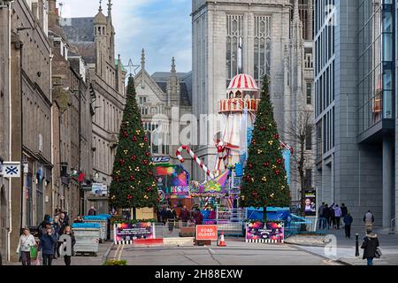 ABERDEEN CITY SCOTLAND UPPERKIRKGATE DEUX ARBRES DE NOËL À L'ENTRÉE DU VILLAGE DE NOËL D'ABERDEEN Banque D'Images