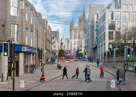 ABERDEEN CITY SCOTLAND UPPERKIRKGATE ARBRES DE NOËL AU DÉBUT DU SALON DE NOËL AVEC LE BÂTIMENT MARISCHAL ET LA TOUR MITCHELL Banque D'Images