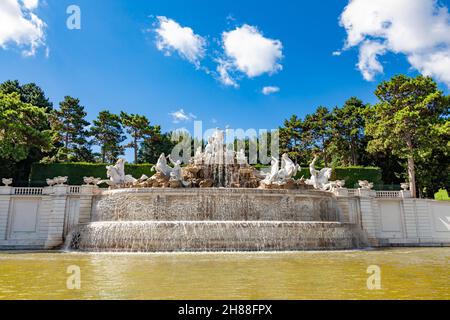 Vue sur la magnifique fontaine Neptune au jardin du palais de Schönbrunn à Vienne, Autriche, par beau temps. Banque D'Images