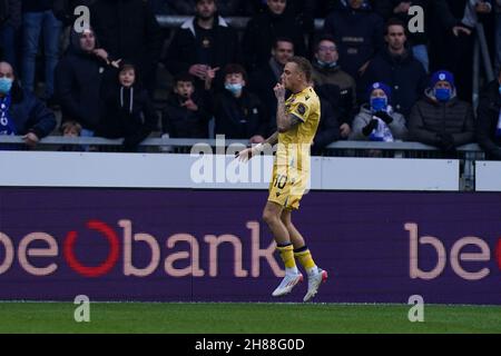 GENK, BELGIQUE - 28 NOVEMBRE : NOA Lang du Club Brugge célèbre le deuxième but de son côté de l'après-midi lors du match de Jupiler Pro League entre KRC Genk et Club Brugge à Cegeka Arena le 28 novembre 2021 à Genk, Belgique (photo de Joris Verwijst/Orange Pictures) Banque D'Images