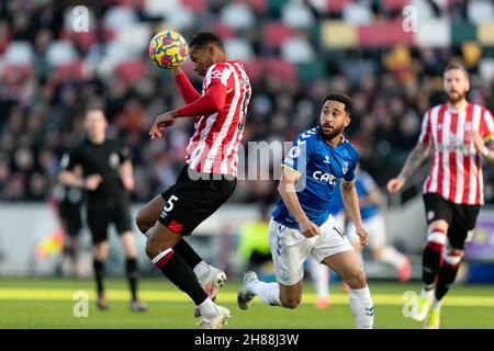 LONDRES, GBR.28 NOV Ethan Pinnock de Brentford avec un haut de la page lors du match de la Premier League entre Brentford et Everton au stade communautaire de Brentford, Brentford, le dimanche 28 novembre 2021.(Crédit : Juan Gasparini | ACTUALITÉS MI) crédit : ACTUALITÉS MI et sport /Actualités Alay Live Banque D'Images