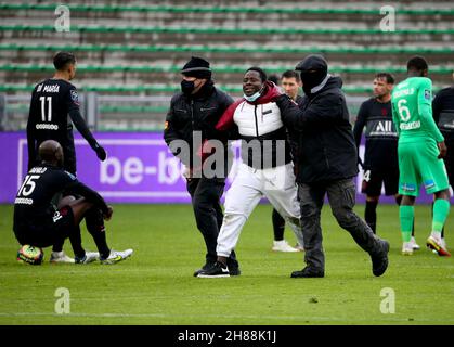 Envahisseur de terrain enlevé par la sécurité lors du championnat français Ligue 1 match de football entre SAINT-Etienne (ASSE) et Paris Saint-Germain (PSG) le 28 novembre 2021 au Stade Geoffroy Guichard à Saint-Etienne, France - photo Jean Catuffe / DPPI Banque D'Images