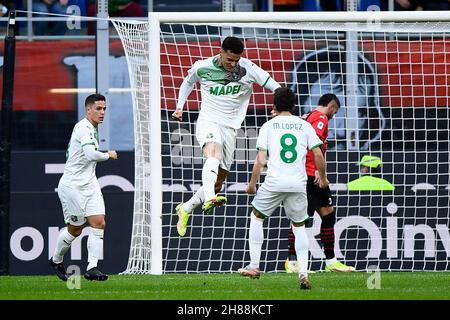 Milan, Italie.28 novembre 2021.Gianluca Scamacca des États-Unis Sassuolo célèbre après avoir marquant un but lors du match de football Serie A entre l'AC Milan et l'US Sassuolo.Credit: Nicolò Campo/Alay Live News Banque D'Images