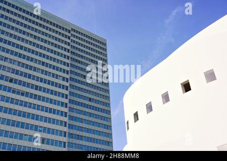 Deux monuments emblématiques de Düsseldorf : le bâtiment de bureaux en acier 'Deischeibenhaus' et le bâtiment de théâtre 'Schauspielhaus', tous deux construits dans les années 1960. Banque D'Images