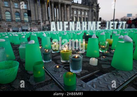 Berlin, Allemagne.28 novembre 2021.Une mer de lumières vertes et le lettrage 'Aufnahme Jetzt' peuvent être vus en face du Reichstag lors d'une action par les organisations Seebrücke, Campact et d'autres pour l'admission des réfugiés de la frontière biélorusse-polonaise.Credit: Jörg Carstensen/dpa/Alay Live News Banque D'Images