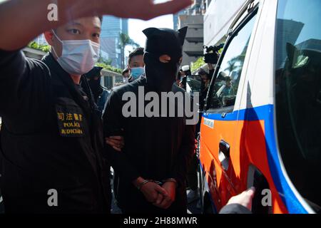 Macao, Chine.28 novembre 2021.La police de la région administrative spéciale de Macao (RAS) de Chine a détenir un suspect de crimes de jeu à Macao, dans le sud de la Chine, le 28 novembre 2021.La police de la RAS de Macao en Chine a détenu dimanche 11 personnes soupçonnées d'être impliquées dans des entreprises de jeux de hasard ou dans le blanchiment d'argent, et a renvoyé l'affaire à des procureurs.Crédit: Cheong Kam Ka/Xinhua/Alay Live News Banque D'Images