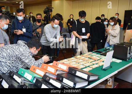 Macao, Chine.28 novembre 2021.Les journalistes prennent des photos des preuves lors d'une conférence de presse tenue par la police judiciaire sous le gouvernement de la région administrative spéciale (RAS) de Macao, Chine du Sud, le 28 novembre 2021.La police de la RAS de Macao en Chine a détenu dimanche 11 personnes soupçonnées d'être impliquées dans des entreprises de jeux de hasard ou dans le blanchiment d'argent, et a renvoyé l'affaire à des procureurs.Crédit: Cheong Kam Ka/Xinhua/Alay Live News Banque D'Images