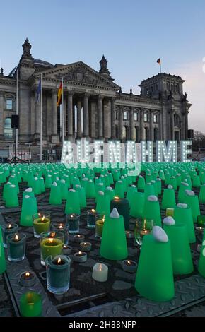 Berlin, Allemagne.28 novembre 2021.Une mer de lumières vertes et le lettrage 'Aufnahme' peuvent être vus en face du Reichstag lors d'une action par les organisations Seebrücke, Campact et d'autres pour l'admission de réfugiés de la frontière biélorusse-polonaise.Credit: Jörg Carstensen/dpa/Alay Live News Banque D'Images