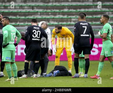 Saint Etienne, France.28 novembre 2021.Blessé à la cheville, Neymar Jr de PSG doit quitter le terrain sur une civière lors du championnat français Ligue 1 de football entre COMME Saint-Etienne (ASSE) et Paris Saint-Germain (PSG) le 28 novembre 2021 au Stade Geoffroy Guichard à Saint-Etienne, France - photo: Jean Catuffe/DPPI/LiveMedia crédit:Agence photo indépendante/Alamy Live News Banque D'Images