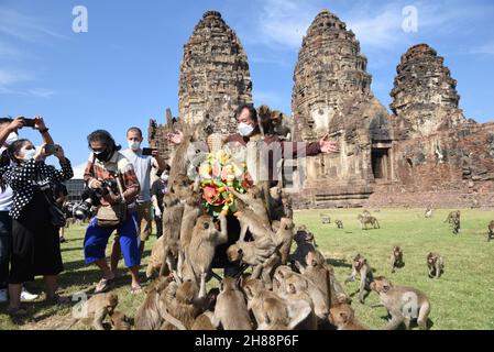 Thaïlande - 28 novembre 2021 le 33ème Monkey buffet Festival 2021 à Phra Prang Sam Yod, lop Buri a reçu l'attention des touristes. Banque D'Images