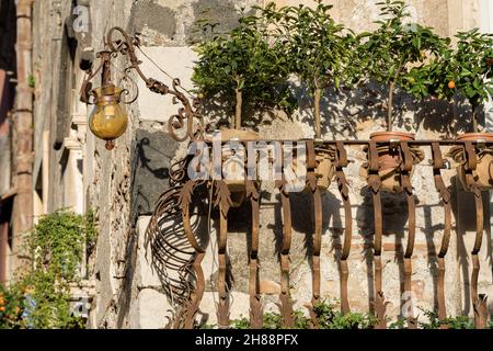 Vue rapprochée d'un balcon typique en fer forgé dans la ville de Taormina, l'île de Sicile, Messine, Italie, Europe Banque D'Images