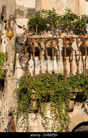 Vue rapprochée d'un balcon typique en fer forgé dans la ville de Taormina, l'île de Sicile, Messine, Italie, Europe Banque D'Images