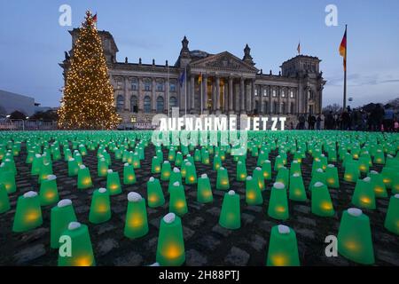 Berlin, Allemagne.28 novembre 2021.Une mer de lumières vertes et le lettrage 'Aufnahme Jetzt' peuvent être vus en face du Reichstag lors d'une action par les organisations Seebrücke, Campact et d'autres pour l'admission des réfugiés de la frontière biélorusse-polonaise.Credit: Jörg Carstensen/dpa/Alay Live News Banque D'Images