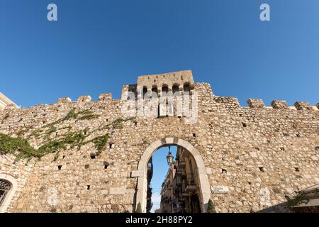 Porte de Catane (Porta Catania), ancienne porte de la ville de Taormina, Messine, île de Sicile, Italie, Europe. Banque D'Images