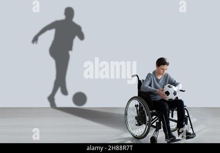 Forme du joueur de football derrière un adolescent handicapé, image conceptuelle Banque D'Images