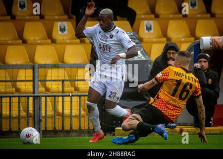 Adjapong Claud (Reggina) gêné par Improta Riccardo (Benevento) pendant Benevento Calcio vs Reggina 1914, match de football italien Serie B à Benevento, Italie, novembre 27 2021 Banque D'Images