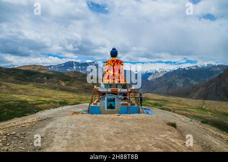 Statue de Bouddha de Langza par jour nuageux Banque D'Images